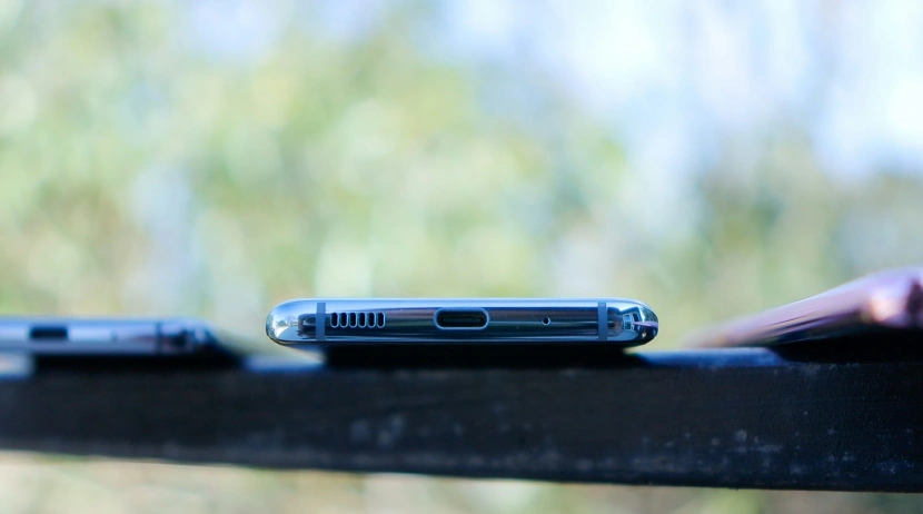 USB Typu C jest kompaktowe i znajduje zastosowanie również w smartfonach, akcesoriach i peryferiach
Źródło: Daniel Romero / Unsplash